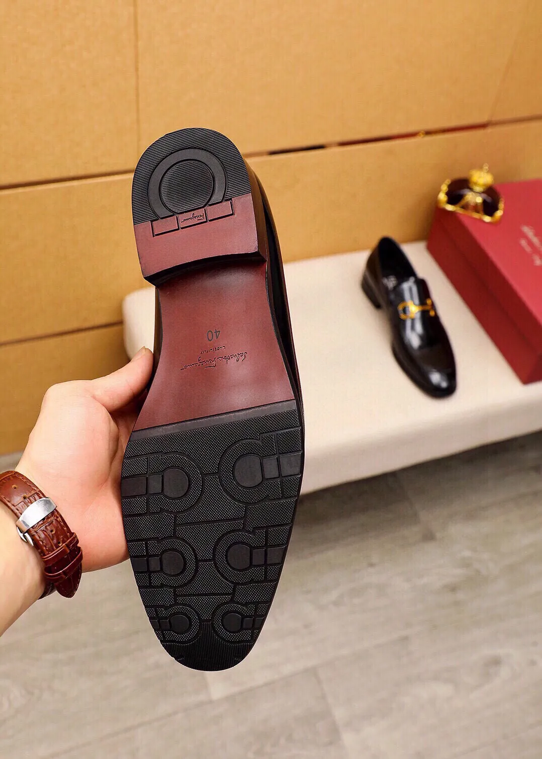 Men's shoes 💰520 💐 Product trademark: Ferragamo "Ferragamo" casual leather shoes Regular size: 38-44 (45🉑️customized) Product materials: Selected imported first-layer open-edge beaded cowhide upper + original hardware buckle, imported water-dyed cowhide leather lining. Strong three-dimensional visual effect, combined outsole Color: 3⃣️colors available